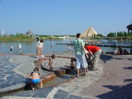 Die Piratenbucht mit Blick auf die Pyramide