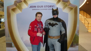 Redakteur Andrej Woiczik mit Batman am Messestand - Foto 1