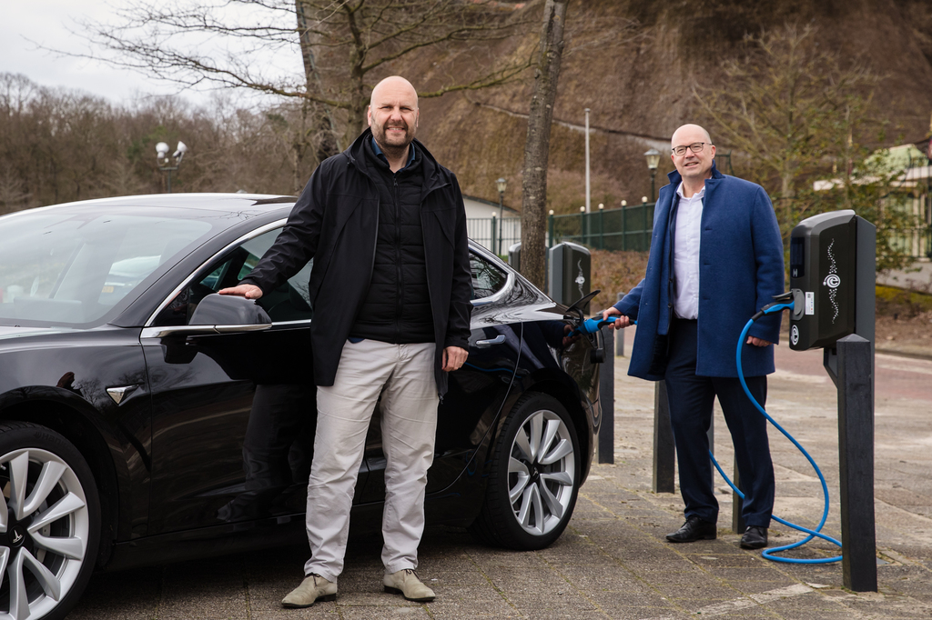 Größter Ladepark des Benelux-Raums beim Freizeitpark Efteling: Joris Laponder Eneco (links) und Fons Jurgens Efteling (rechts) an einer der Ladesäulen
