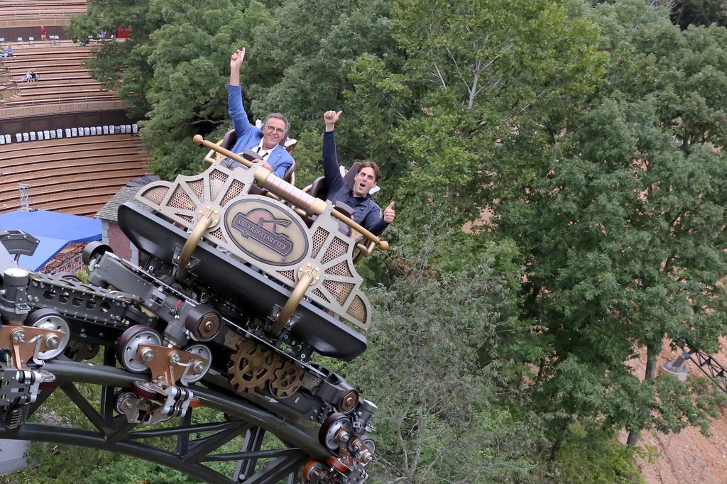 Roland und Thomas Mack testen die neue Achterbahn „Time Traveler“ aus dem Stammhaus Mack Rides, welche im März 2018 in „Silver Dollar City“ eröffnete.