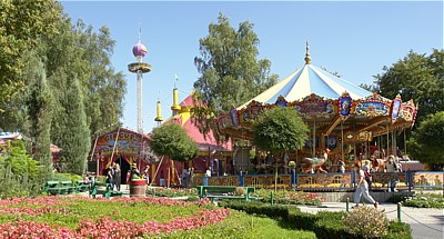 Aussichtsturm und nostalgisches Karussell