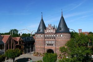 Das neue Wahrzeichen des HANSA-PARK, das Lübecker Tor am Eingang
