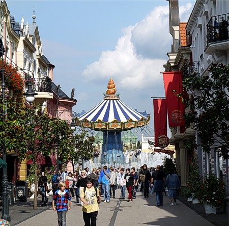 Phantasialand: Blick auf den Neptun-Brunnen und Alt-Berlin