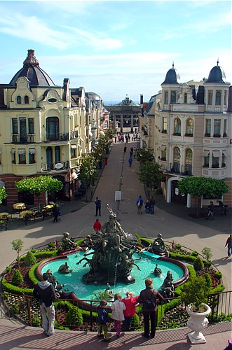 Phantasialand: Blick auf den Neptun-Brunnen und Alt-Berlin