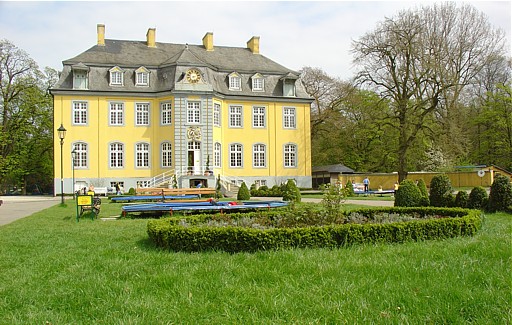 Schlo� Beck mit Trampoline im Vordergrund
