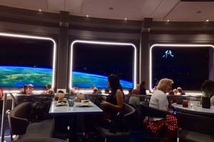 Im Inneren des Space 220 bieten großflächige Bildschirme den Eindruck als schwebe man über der Erde