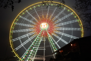 Das Riesenrad Bellevue steht auch zum Winterzauber 2025/26 wieder im portugiesischen Bereich bereit.