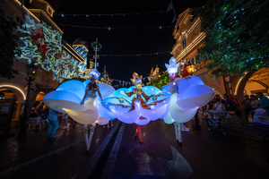 Illuminierte Walking Acts verzaubern die Besucher