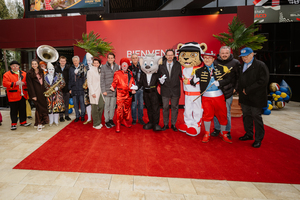 Trotz ungemütlichem Wetter: Die Inhaberfamilie Mack feiert mit ihren Gästen (u.a. Saliha 