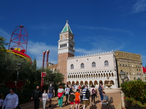 Ein gut gefülltes Ferrari Land im Oktober 2021