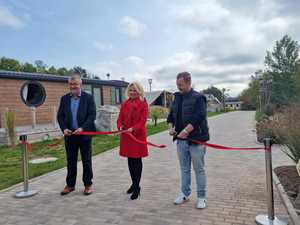 Bürgermeister von Geiselwind Ernst Nickel, Landrätin von Kitzingen Tamara Bischof und Matthias Mölter eröffnen gemeinsam das Seaside Resort