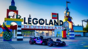 Lebensgrosser LEGO Alpine F1 Rennwagen im LEGOLAND Deutschland enthüllt