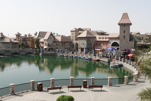 Das riesige Riverland verbindet die Parks miteinander und bietet einige Möglichkeiten zum Essen und Flanieren - ist aber leider oft nur sehr schwach besucht.