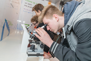 Schüler präsentieren Zeitraum der IdeenExpo vor dem Truck. Â© IdeenExpo 