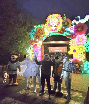 Fabrizio Sepe eröffnet das erste Lichterfest im Safari-Park per Knopfdruck.