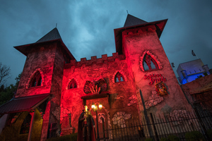 Schloss Dracula bei nächtlicher Grusel-Beleuchtung