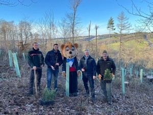 Finn Münch, Gemeindeforstbetrieb Schlangenbad, Otto Barth (Junior), Parkdirektor Taunus Wunderland, Muckel, das Maskottchen des Taunus Wunderland, Marco Eyring, Bürgermeister Schlangenbad, Tim Schröter, Gemeindeforstbetrieb Schlangenbad (v. l. n. r.)