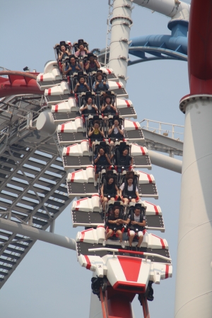 In Battlestar Galactica geht es einmal als Sitdown Coaster und einmal als Inverted Coaster durch waghalsige Flugmanöver