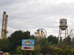 Der Giant Inverted Boomerang von außerhalb des Parks fotografiert.