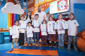 v.l.n.r. vorne: Leonardo, Jael, Ismail, Jason, Ava, Zoe, Laura, Joscha hinten: Jury aus Fenja, Felix Thurek, Clemens