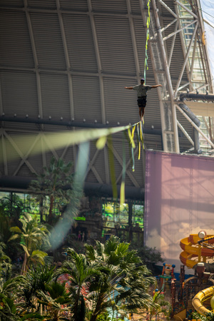 Weltrekordversuch im Tropical Islands: Die längste Indoor Highline der Welt