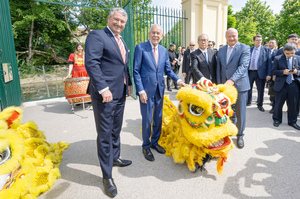 v.l.: Bundeskanzler Dr. Christian Stocker, Bundespräsident Dr. Alexander Van der Bellen, Li Hongzhong, Vizepräsident des Nationalen Volkskongresses der Volksrepublik China, Tiergartendirektor Dr. Stephan Hering-Hagenbeck