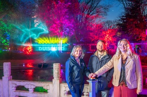 Zoodirektorin Astrid Stewin, Rouven Bönisch (Geschäftsführer world of lights) und Linda Wagner, Dezernentin für Umwelt und Klimaschutz, Gesundheit, Verbraucherschutz und Kultur der Stadt Duisburg, eröffnen die Zoolichter.