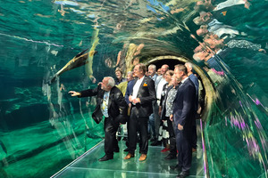 Zoodirektor Jörg Junhold und Leipzigs OB Jung im 360 Grad Tunnel