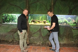 Über die neuen Zoobewohner und den Startschuss zur Teilnahme am Erhaltungszuchtprogramm „Citizen Conservation“ freuen sich Tobias Klumpe (Zoologische Leitung) und Stefan Bramkamp (Revierleiter Tetra-Aquarium).