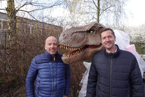 v.l.n.r.: Nico Korte (Bereichsleiter Besuchererlebnis) und Philipp Bruelheide (Zoo-Geschäftsführer) packen den ersten Dinosaurier für das „Dinoversum“ im Zoo Osnabrück aus 