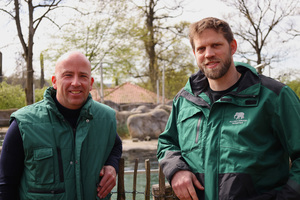 v.l.n.r.: Freuen sich über die neue gemeinsame Kombi-Jahreskarte von Zoo Osnabrück und Allwetterzoo Münster: Nico Korte (Bereichsleiter Besuchererlebnis im Zoo Osnabrück) und Jan Ruch (Geschäftsbereichsleiter Marketing und Kommunikation im Allwetterzoo Münster).