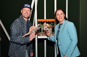 Eröffneten heute die neue Ausstellung – Zoodirektorin Antje Angeli und der Hamburger Diorama Artist Oliver Schaffer.