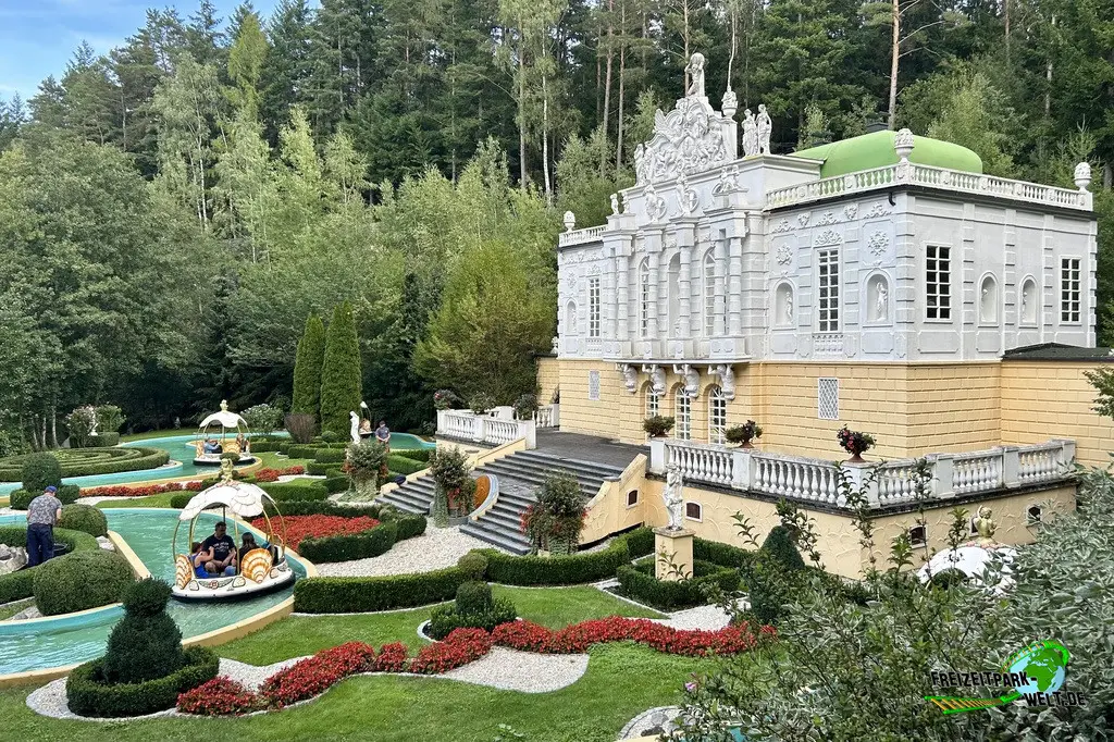 Rundbootfahrt durch Schlossgarten und Grotte im Bayern-Park - 2023