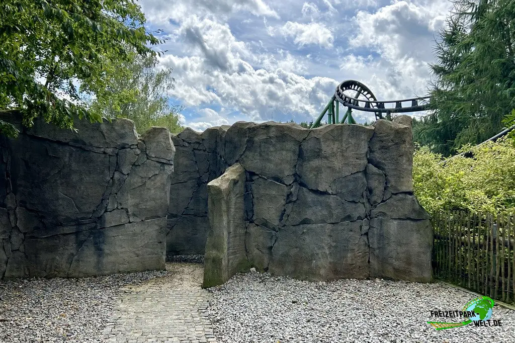 Freischütz im Bayern-Park - 2023: Die Warteschlange bietet unterschiedliche Bereiche, hier der Eingang zu einem Stein-Labyrinth