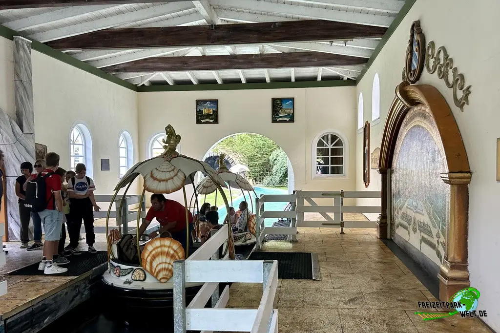 Rundbootfahrt durch Schlossgarten und Grotte im Bayern-Park - 2023