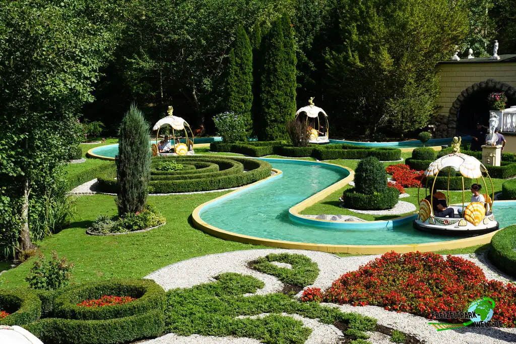 Rundbootfahrt durch Schlossgarten und Grotte im Bayern-Park - 2023