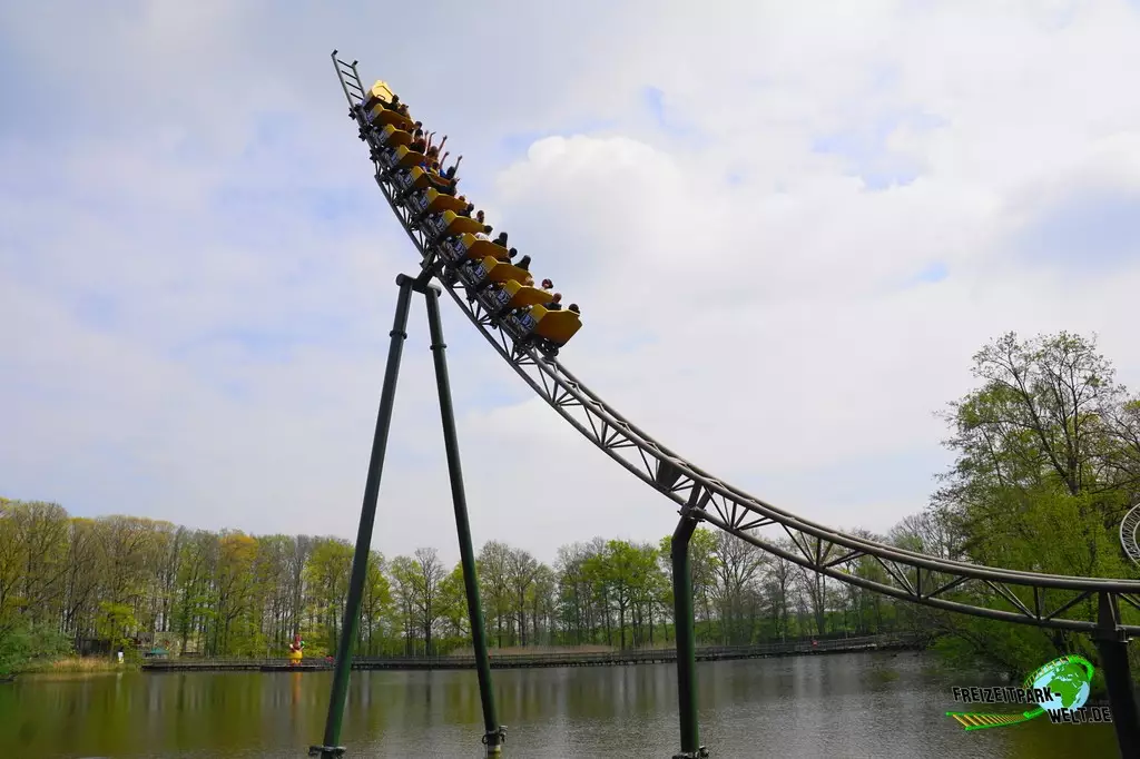 Wakala im Bellewaerde Park - 2023: Fast bis nach ganz oben schießt der Zug auf den Spike