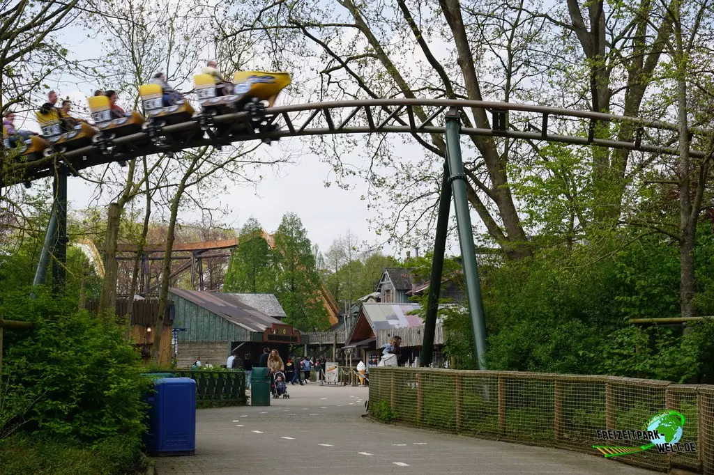 Wakala im Bellewaerde Park - 2023: Im hinteren Teil wird nochmal ein Weg überquert