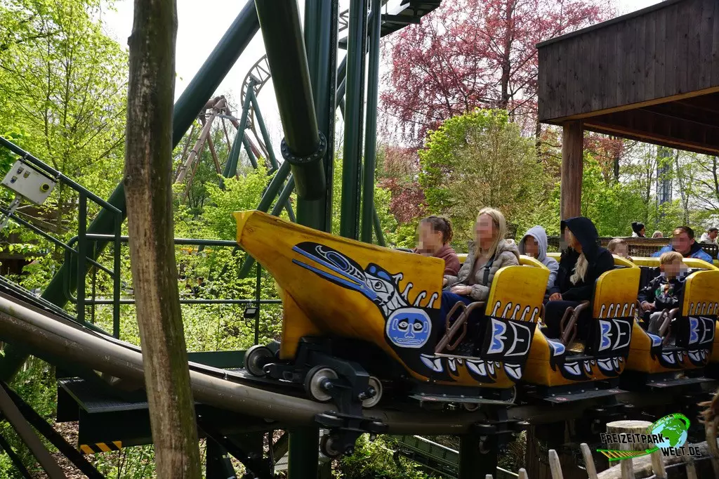 Wakala im Bellewaerde Park - 2023: Aus der Station geht es direkt in den ersten Kettenlift