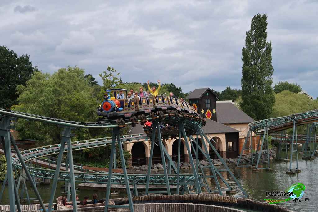 Bob Express im Bobbejaanland - 2019: Der lange und komplett über dem See verlaufende Powered Coaster Bob Express