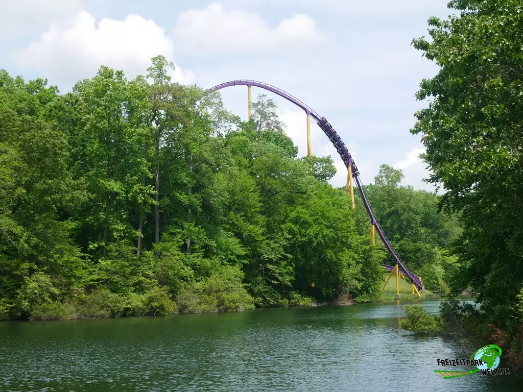 Apollo's Chariot im Busch Gardens Williamsburg - 2022: Das weitläufige Layout von Apollos Chariot führt tief in den Wald hinein