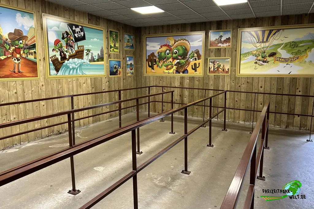 Desperado 4D im Dennlys Parc - 2024: Die Queue ist genau so wie das Kino überdacht.