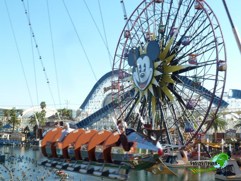 Mickey's Fun Wheel im Disney California Adventure - 2015: Mickey's Fun Wheel und im Vordergrund das Karussell Golden Zephyr