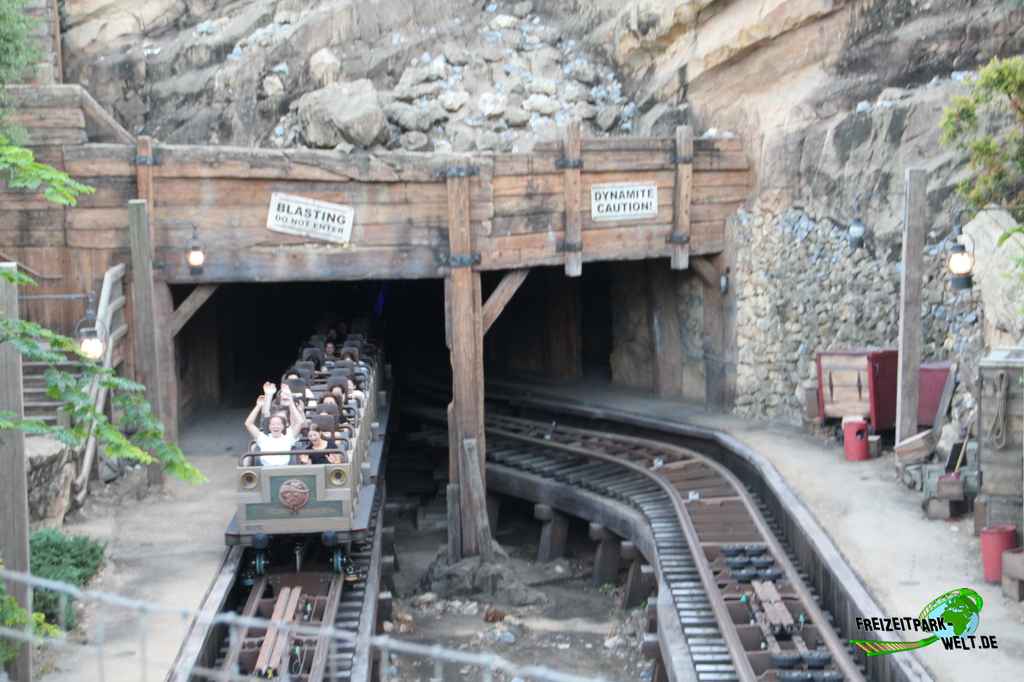 Big Grizzly Mountain Runaway Mine Cars - Hong Kong Disneyland