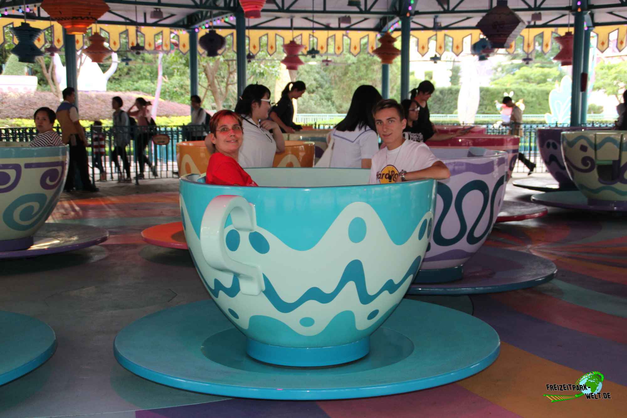 Mad Hatter Tea Cups Hong Kong Disneyland FreizeitparkWelt.de