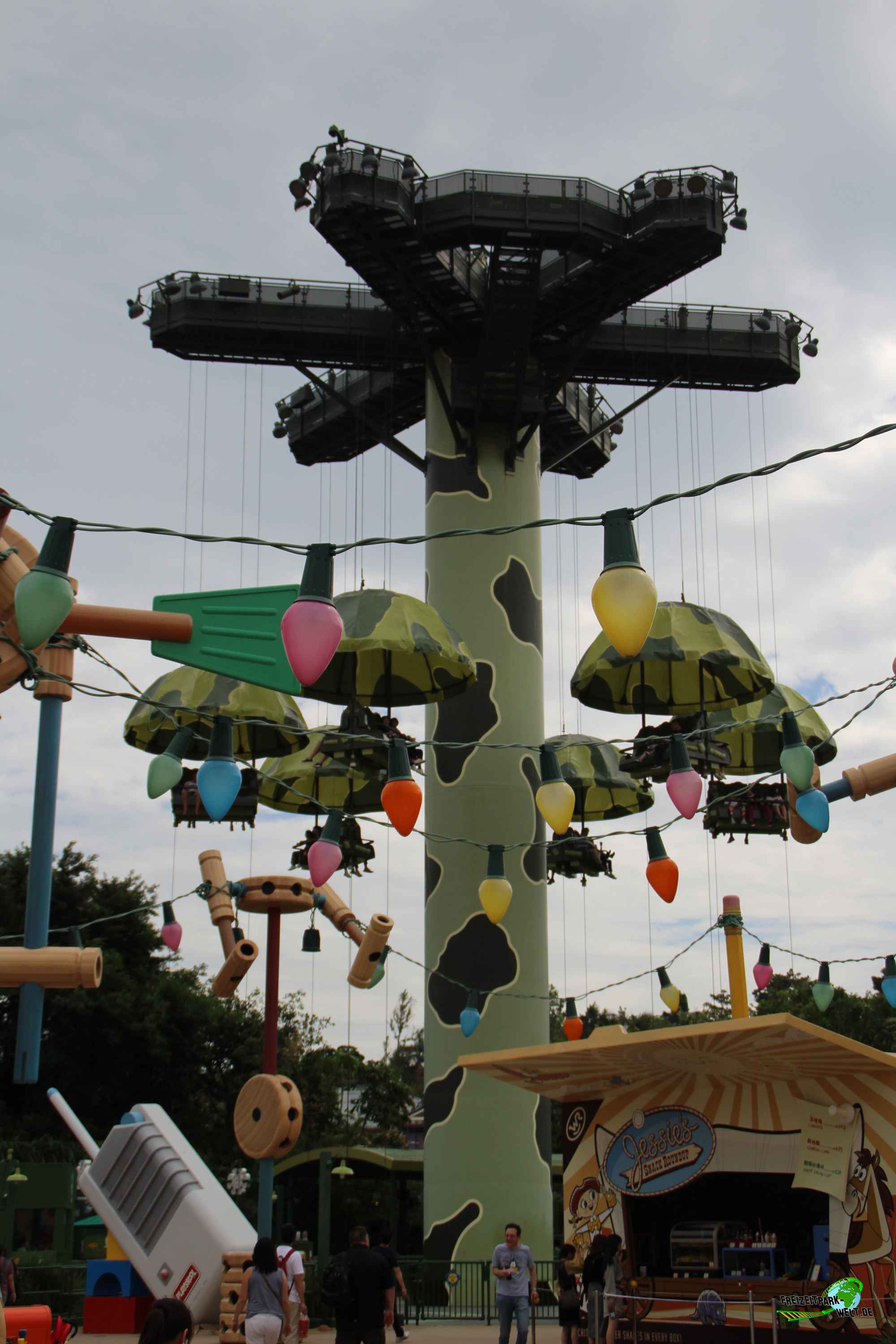 Toy Soldiers Parachute Drop Hong Kong Disneyland FreizeitparkWelt.de