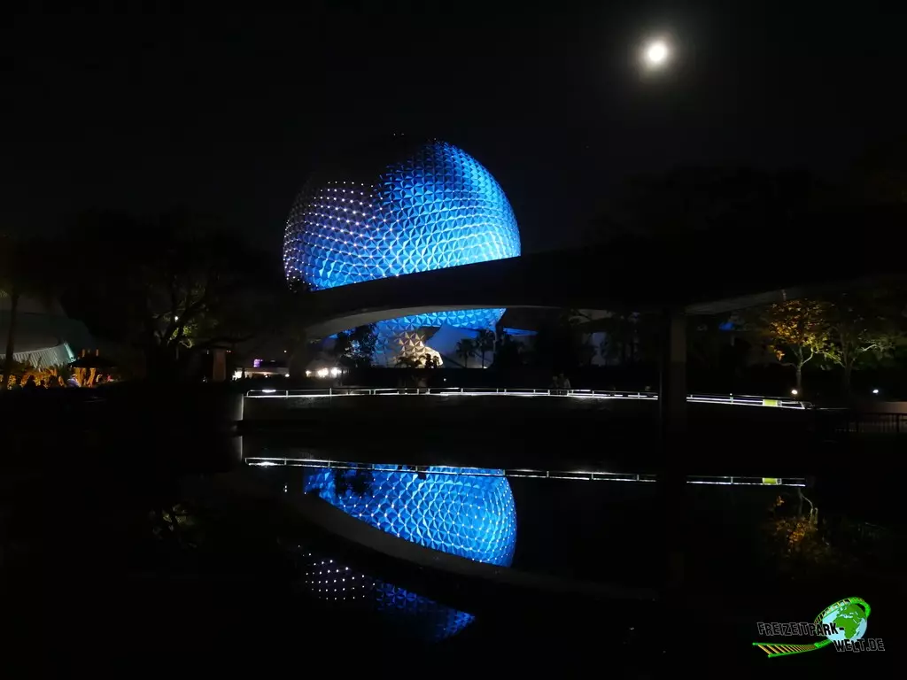 Spaceship Earth im Epcot - 2023: Das Spaceship Earth am Abend
