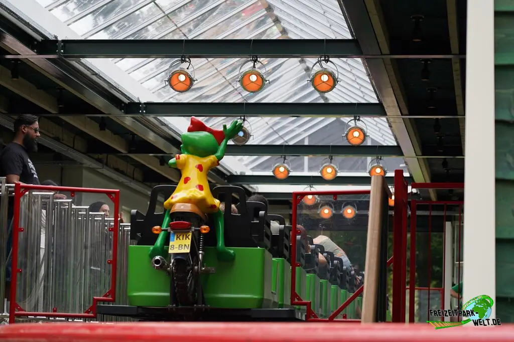 Kikker8baan in Duinrell - 2026: Sogar der hintere Wagen ist schön thematisiert. Der Frosch Rick fährt natürlich nicht ohne seine Freundin los...
