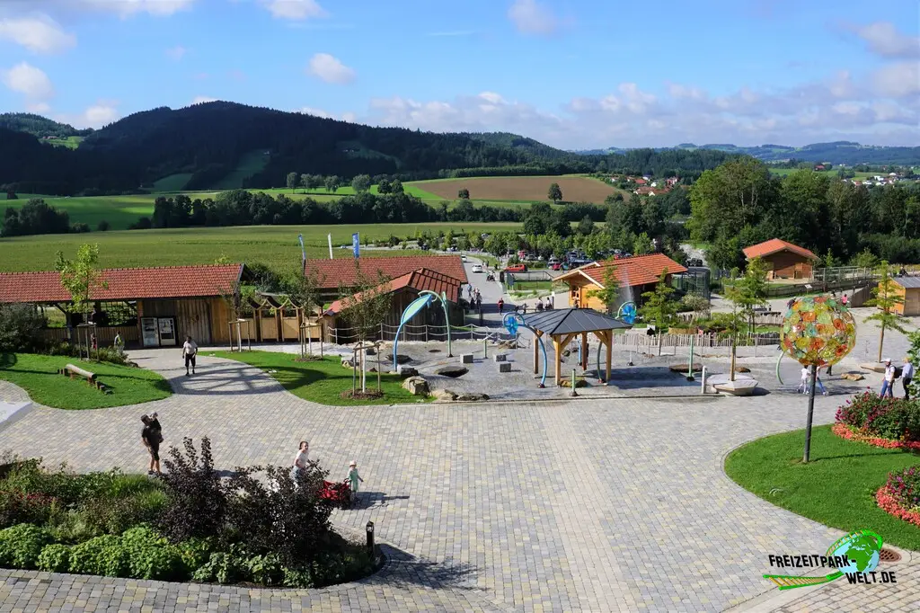 Dual Wheel Riesenrad im Edelwies - 2023: Aussicht aus dem Riesenrad in Richtung Eingang des Parks