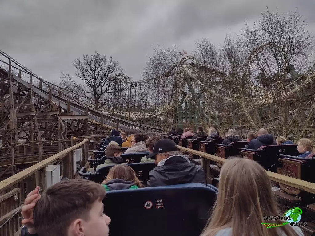 Joris en de Draak im Efteling - 2023: Zur Saison 2023 wurde bei Joris en de Draak der so genannte Titantrack punktuell eingebaut. Hier im Hintergrund in der langen Kurven zu sehen.